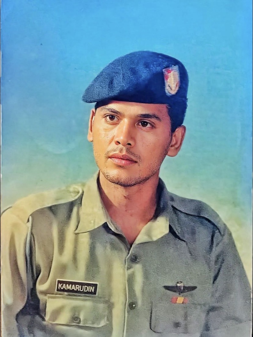 Noor Kamarudin Yaakub, atau lebih dikenali dengan nama pena Noor Komando, merupakan bekas anggota Rejimen 22 Komando, Tentera Darat Malaysia yang berkhidmat selama 13 tahun bermula pada tahun 1986. Sepanjang perkhidmatannya, beliau telah menimba pelbagai pengalaman dalam latihan dan operasi yang membentuk ketahanan fizikal, mental serta semangat juang yang tinggi. screenshot